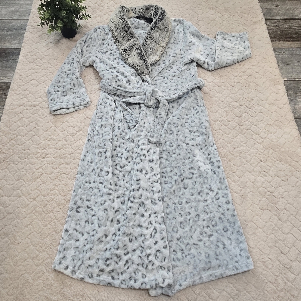 Jasmine Rose Noire Gray Leopard Print Faux Fur Collar Robe, Size Medium